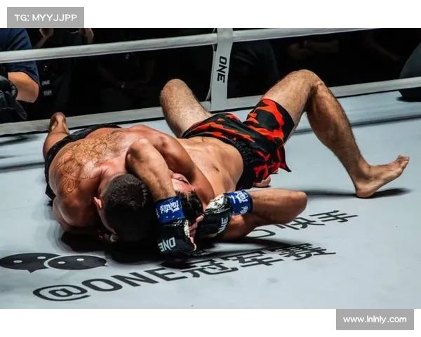 ONE周五格斗夜萨尼特第二回合肘击KO小笠原瑛精彩瞬间回顾